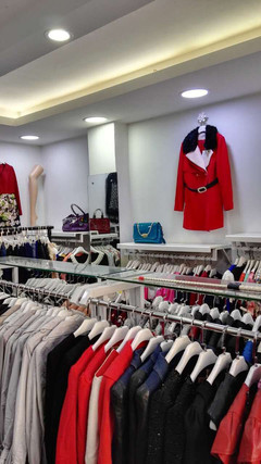 实体店倒闭潮中，深圳石岩这条街的服装店为何月赚百万？